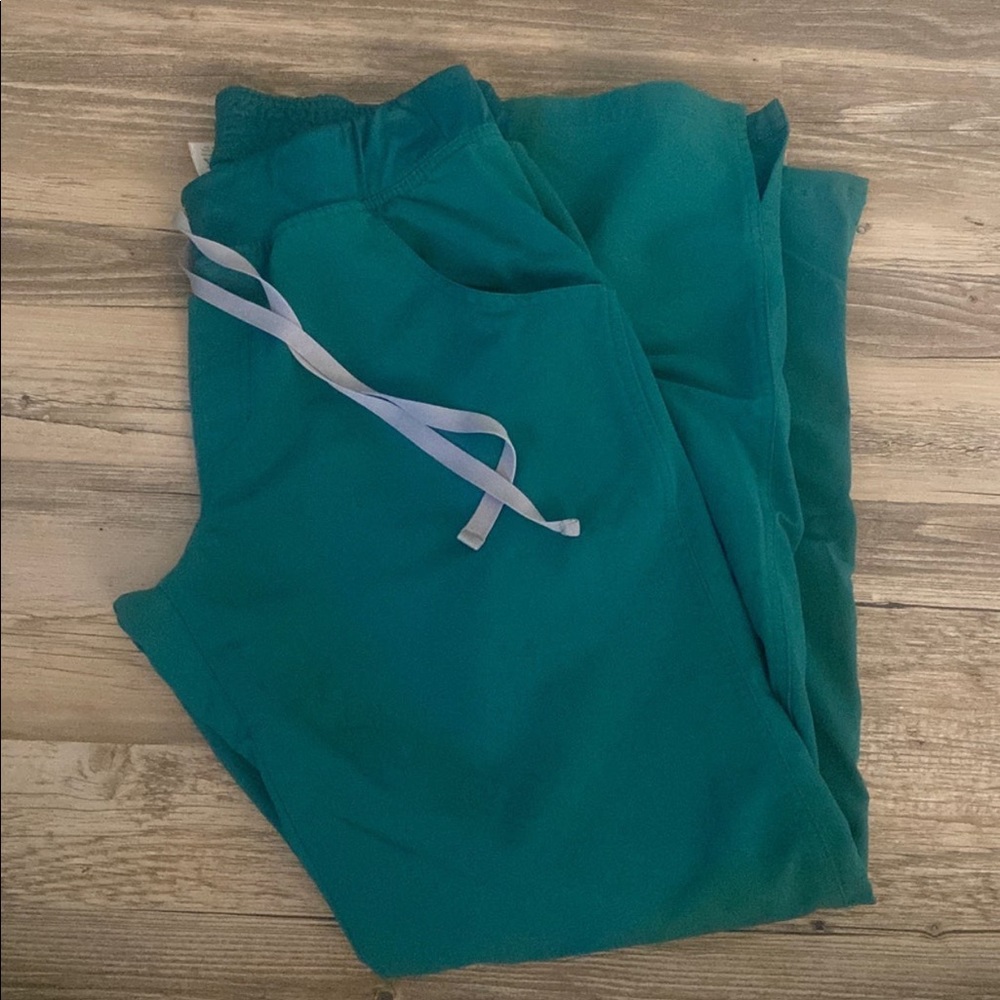 Figs Kade scrub pant in Hunter green